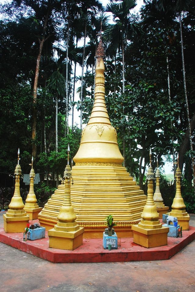 在Rakhine寺廟安靜的避雨，與水燈節的擦肩而過