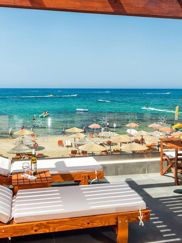 🌞🏖️ Malia's Marvel: High Beach White Bliss! 🌴🍹