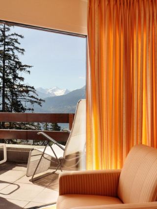 🏔️ Crans-Montana Charm: Stay at Hotel Helvetia! 🛎️