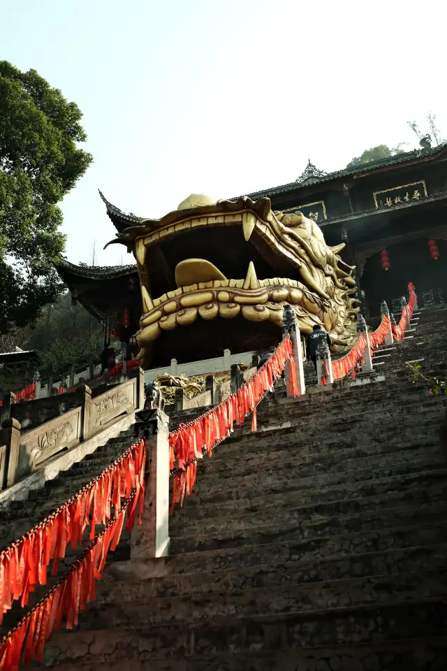 A city with a rich cultural atmosphere, far from the hustle and bustle of urban life—Jinlong Temple