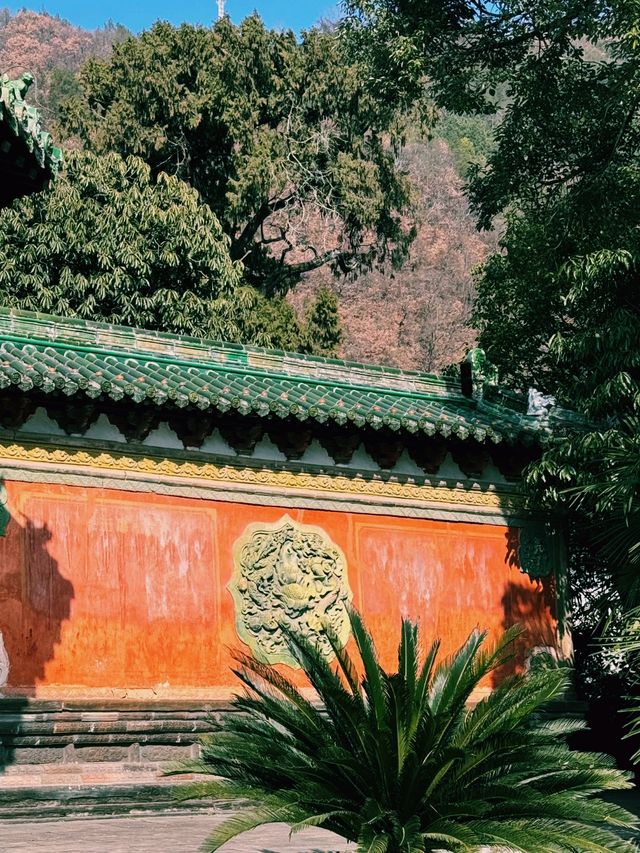 寺內建築精美，融合了建築、雕塑、繪畫等藝術。