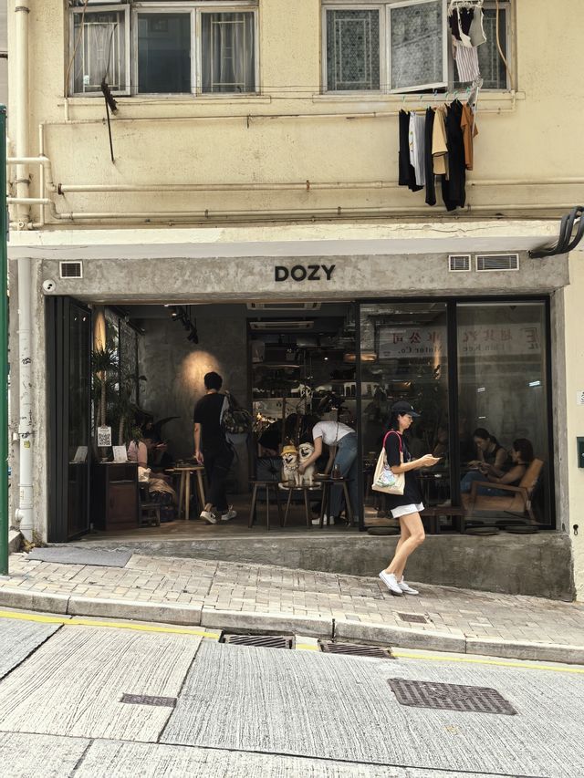 香港 | 山坡上的工業風咖啡店。