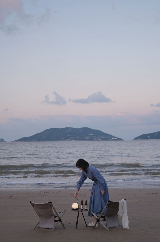 落日時分，鹹鹹海風吹向礁石和漁村。