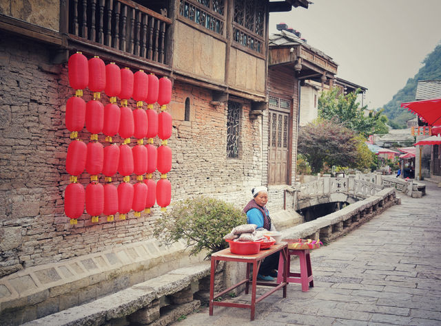 這裡的人還穿著明朝的服飾。