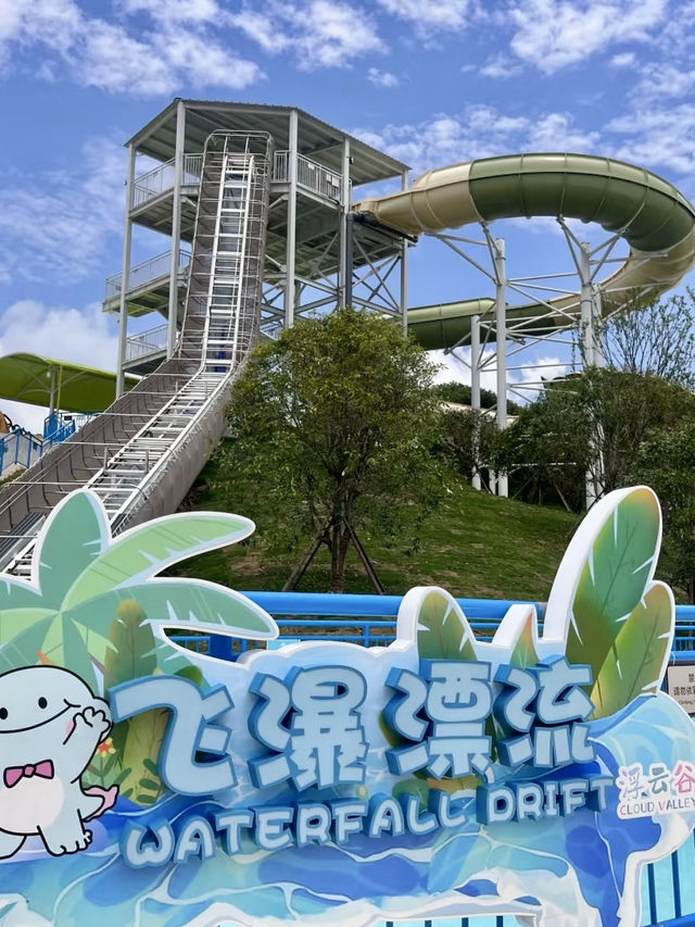 浮雲間的水花繽紛：戲水浮雲谷的夏日回憶