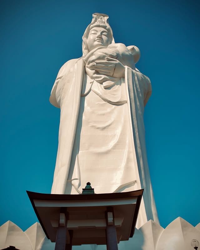 久留米的莊嚴守護者：成田山明王寺與救世慈母大觀音像