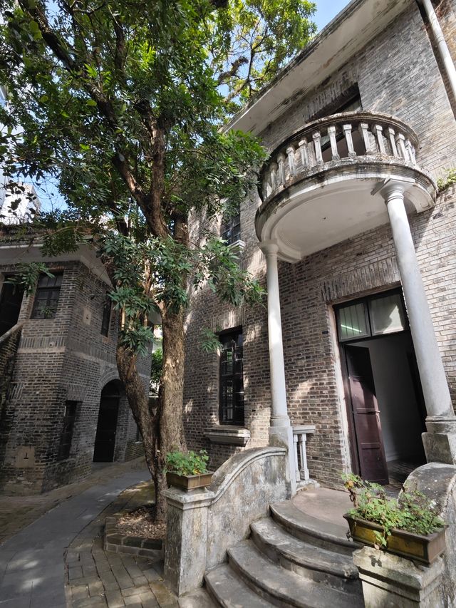 一座宅邸，半部民國