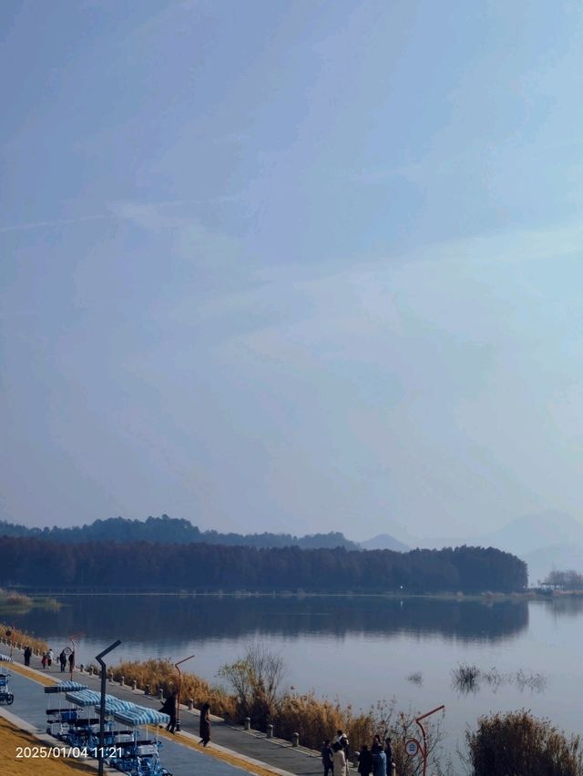 Travel Experience at Qingshan Lake in Hangzhou
