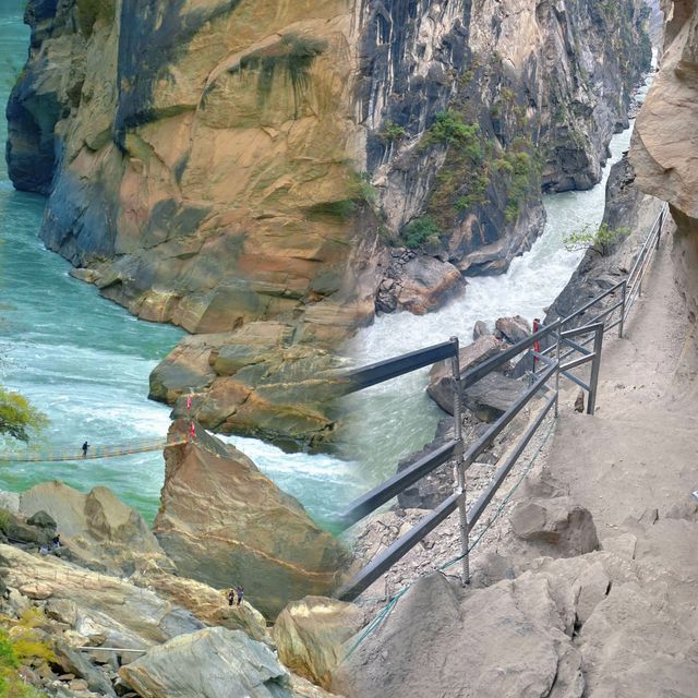 虎跳峽徒步攻略｜人生必去的震撼峽谷之旅