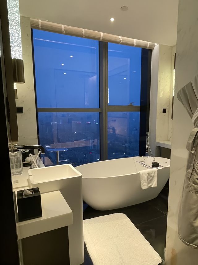 太古里旁嘅高空奢華酒店