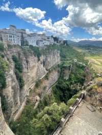 龍達（Ronda），呢座建喺懸崖上嘅白色小鎮