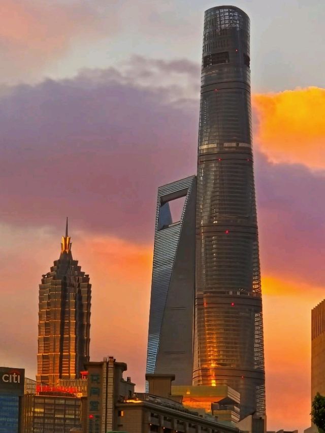 LUJIAZUI TOWERS SHINES BEST AT SUNSET