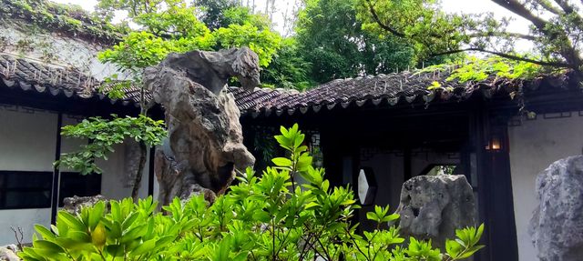 綠意依然、鮮花盛開的留園