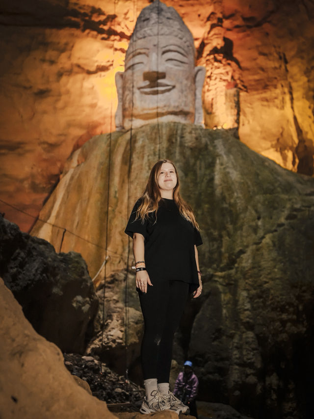 Hanging high in Chongqing at Tianyan Cave Hanging high in Chongqing at Tianyan Cave