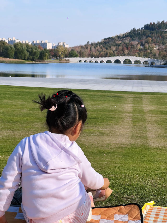 3個兒童樂園+大草坪+雙子山，0元遛娃一整天！