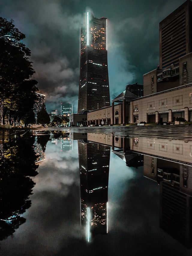 橫濱港未來21|賽博朋克夜雨迷情霓虹與雨滴的絕美交響曲 橫濱港未來21|賽博朋克夜雨迷情霓虹與雨滴的絕美交響曲