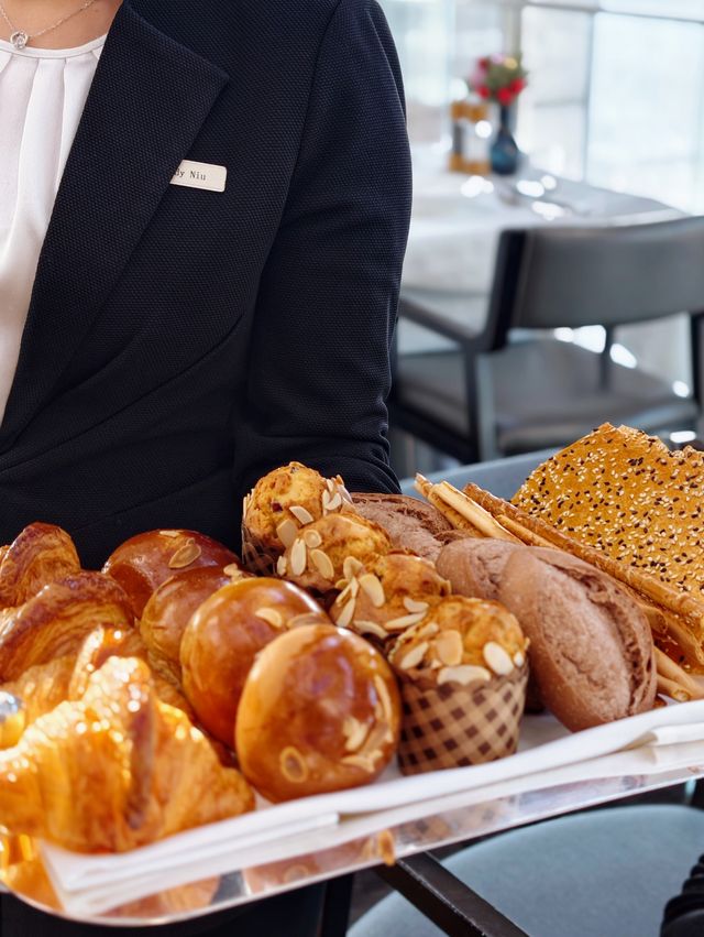 我想說，其實這個甜品車可以最早推上來