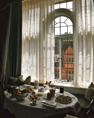 Neighboring Churchill's Former Residence | A London Legend Full of Old Money Vibes