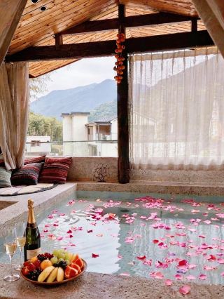 Private hot spring villas at the foot of Huashuiwan Snow Mountain in Chengdu! Perfect for gatherings and team building activities.