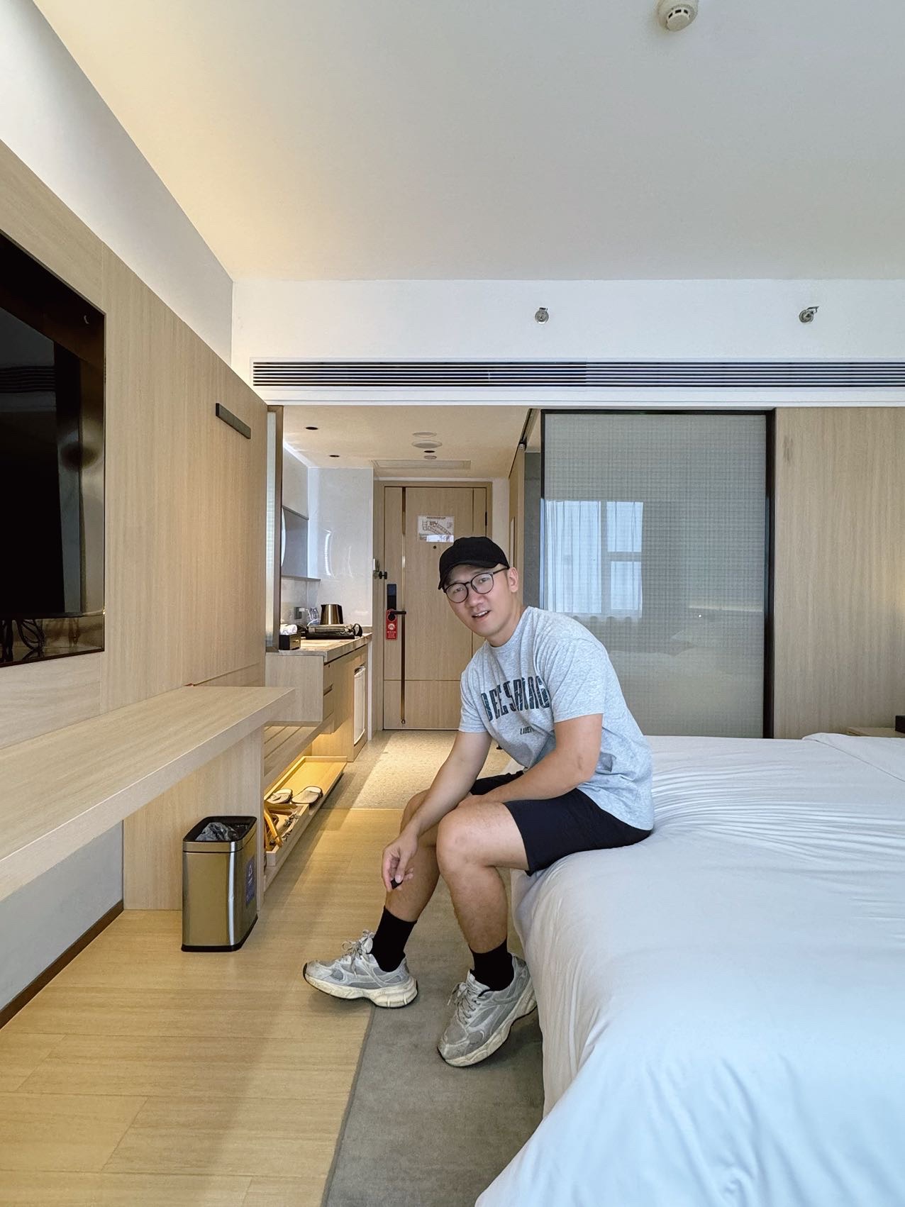 Coming to Guangzhou Yuexiu for business or a short trip, I was truly amazed by this well-established hotel! The cost-performance ratio is off the charts, comfortable stay and worry-free experience 😭

📍Location is absolutely unbeatable
Right outside Exit B of Xiaobei Metro Station!
Truly above the metro, no need to walk under the sun
Super close to Yuexiu Park and Time Walk shopping area
Xiaobei Food Street and Jianshe Sixth Road are perfect for food strolls
Great for business trips, sightseeing, and late-night food hunts!

🏨36 floors with breathtaking high-altitude views
A classic landmark hotel on Huanshi Road
Overall style is steady and clean, not flashy
Check-in at the front desk is quick, service is friendly
No complicated tricks, very comfortable experience

🛏️Rooms are very comfortable
Booked a superior room with plenty of space
Floor-to-ceiling windows with clear views
City views by day, night views by night
Having such a high-altitude perspective in the city is truly a treat!

Rooms are cleaned very well
Bedding is moderately firm and soft, very restful sleep
Strong water pressure, hot water comes quickly
All daily stay essentials fully covered ✅

💡Practical highlights for your stay
▪️Free gym, so you can keep active even on business trips
▪️Self-service laundry room, super friendly for long stays
▪️In-house Chinese restaurant offering Cantonese and Hunan flavors
No need to go out for dim sum or simple meals

Overall, I sincerely feel
This area in Yuexiu Xiaobei offers great value for accommodation
Unbeatable location, convenient transportation, stable stay
Whether for business trips or short travels in Guangzhou
Definitely worth booking!


