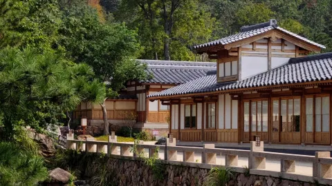 “Alam semesta dengan hati yang tulus, hati yang tenang bersemayam di Ahn Luh.” — traveler post in Ningbo