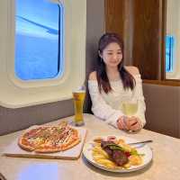 🛫飛機餐都有free flow wine and pizza🍕 🍷 😋