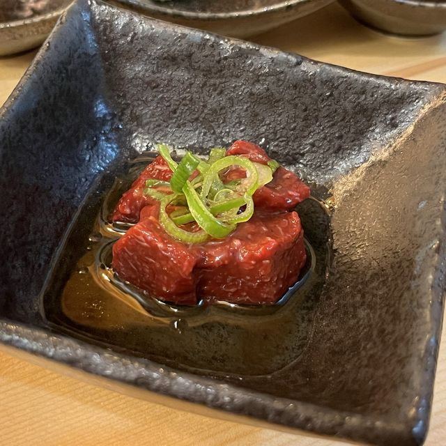 【大阪・京橋】水晶板で焼く立ち食い焼肉「三坪（さんつぼ）」