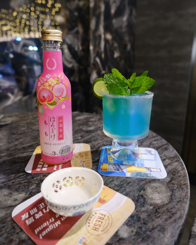 與朋友聚會。摸下杯底食下串燒