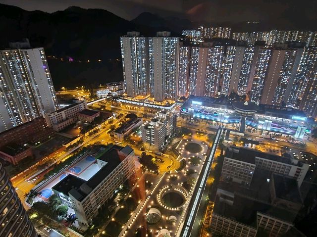 【居高臨下】九龍東皇冠假日酒店：將軍澳夜景縈繞 繁華交相輝映