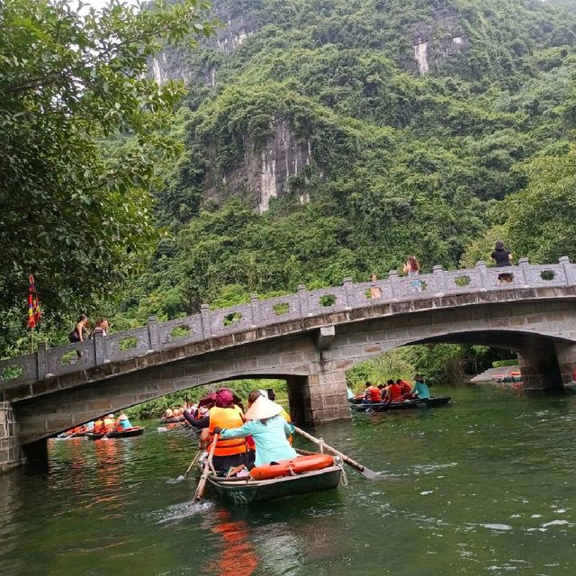 ล่องเรือฮาลองบก ลอดถ้ำชมวิว เวียดนาม