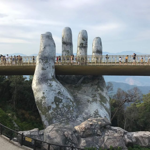 สะพานบนมือยักษ์ Golden Bridge