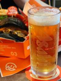 「貧民窟咖啡店，平價美食吸引食客」