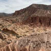 수천 년의 얼음, 물, 바람의 침식의 결과로 형성된 뾰족한 Skazka canyon (스카즈카 협곡) 