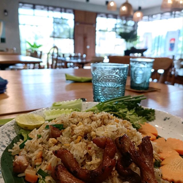 Somsri Eatery .....สมศรี อาหารไทยพิดโลก