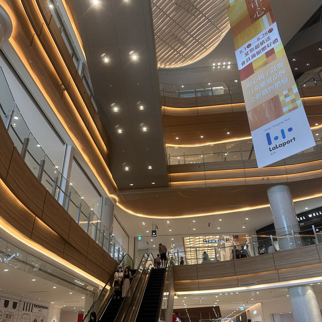 【新開幕的台中東區lalaport】綠色北館、橘色南館，評分8/10
