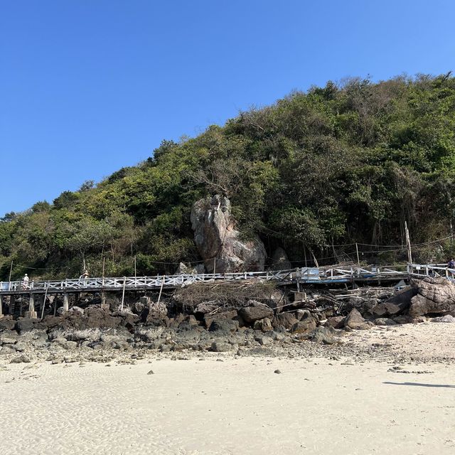 หาดสังวาลย์ ชายหาดที่มีสะพานไม้สีขาวทอดยาว