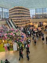 猶如置身於美麗書房的大型Shopping Mall