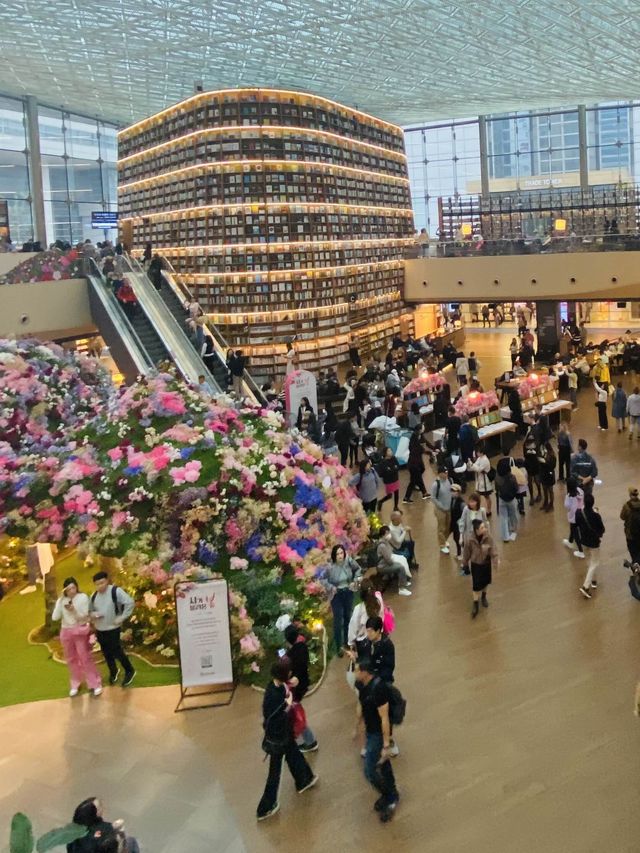 猶如置身於美麗書房的大型Shopping Mall