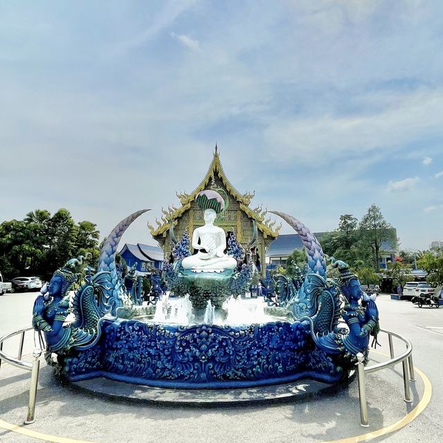 วัดร่องเสือเต้น (Blue Temple)