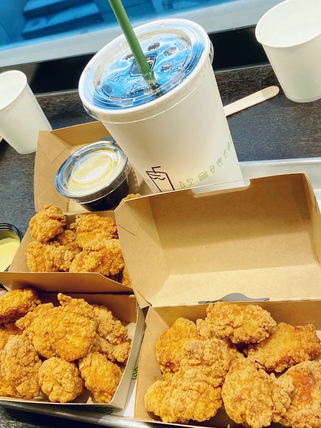 開心的啃漢堡， 和朋友歡快的搶炸雞吃，還有最美全海景！大滿足！