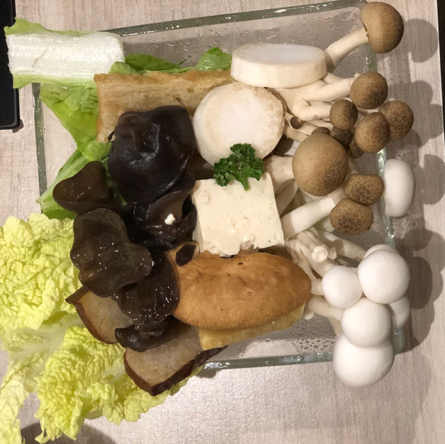 高貴不貴的書香味火鍋：雞湯大叔信義誠品店