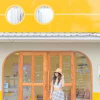 คาเฟ่ไอศครีมสีเหลืองสุดน่ารัก