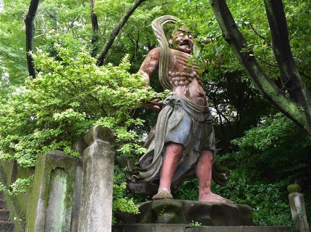 「東海市聚樂園大佛」- 紀念昭和天皇成婚的象徵，享受溫泉、美食和日式庭園的一整天樂趣