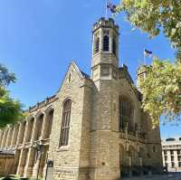 「阿德雷德大學般樂頓會堂」：南澳必遊景點建築畫風更顯得古老莊重，美輪美奐