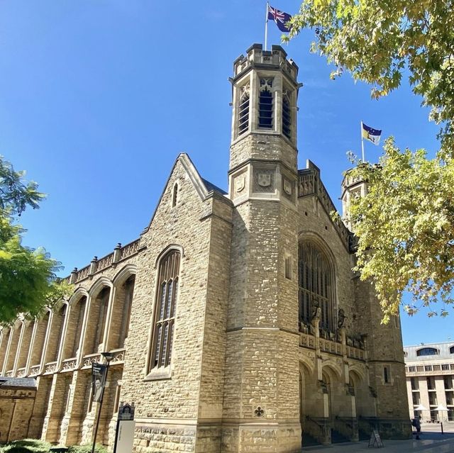 「阿德雷德大學般樂頓會堂」：南澳必遊景點建築畫風更顯得古老莊重，美輪美奐