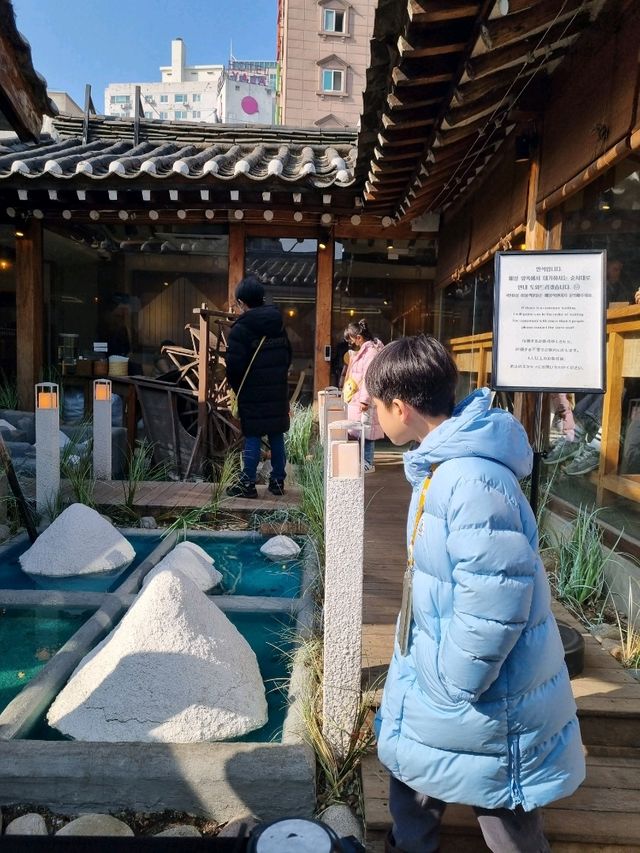 힙하게 변신한 한옥 거리