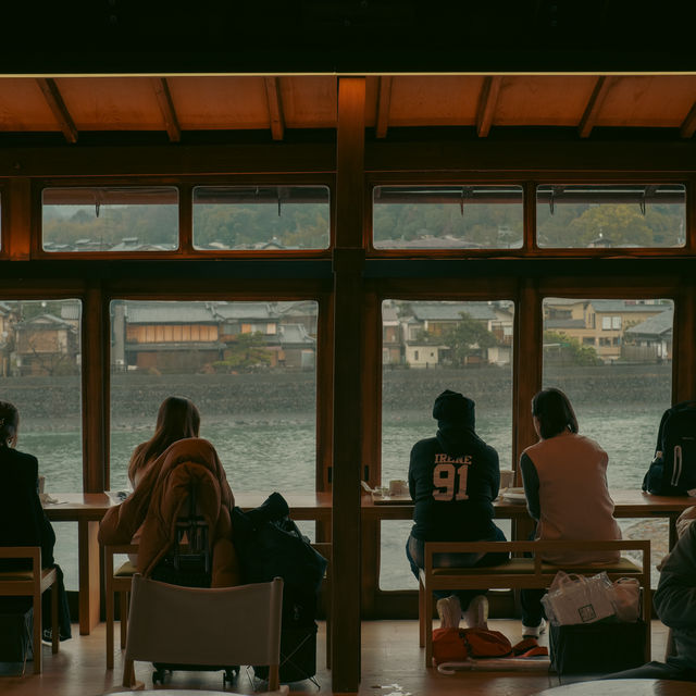 유네스코 세계문화유산으로 십엔뒷면배경인.우지보됴인