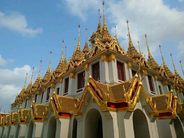 กราบพระบรมสารีริกธาตุ โลหะปราสาท