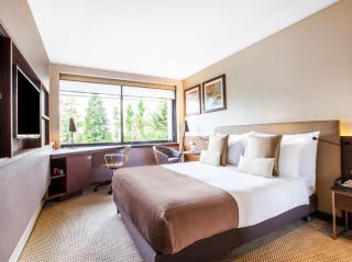 Crowne Plaza Geneva: A Modern Hotel with Convenient Amenities and Access to Geneva Attractions