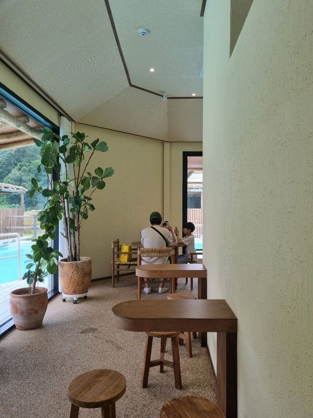 물위에 떠 있는 이색카페